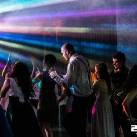 DJ na stužkovú slávnosť, osvetlenie parketu a tanečná zábava