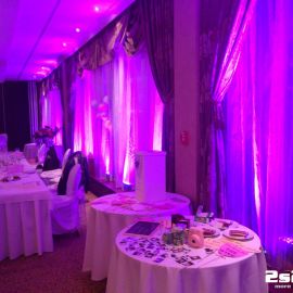 Ružové dekoračné osvetlenie sály na svadbe Hotel Residence